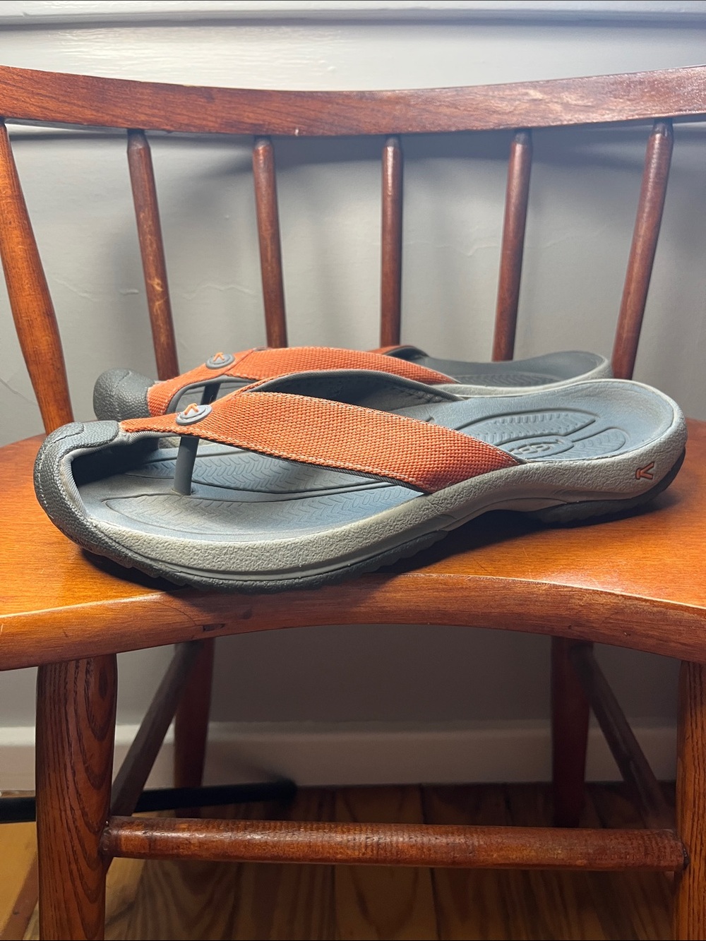KEEN Kona Flip Sandals Men’s Size 9.5 Brown Leather Outdoor Comfort EUC